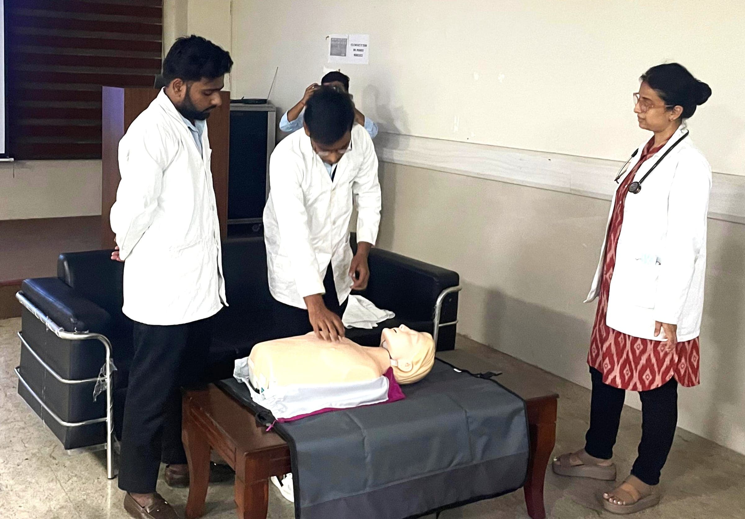 Students Explore Healthcare Practices at GIMS, Greater Noida - Image 4