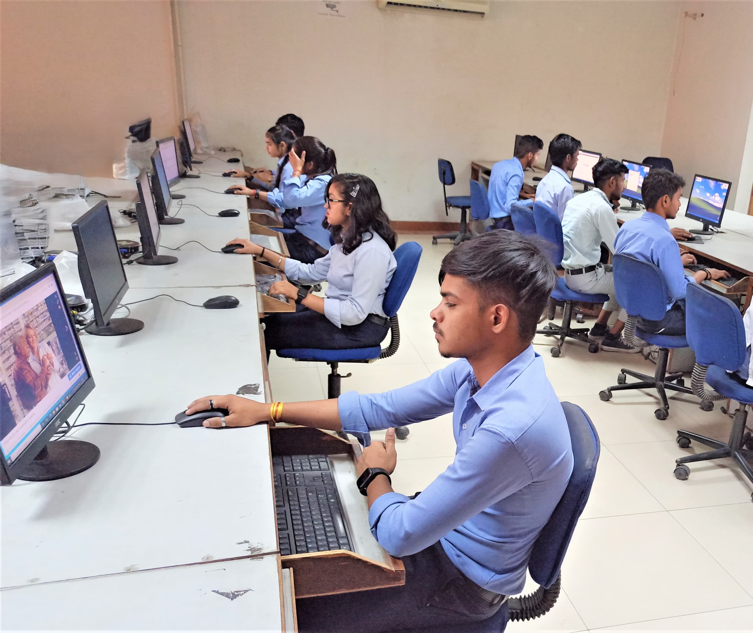 Students in IT Lab session